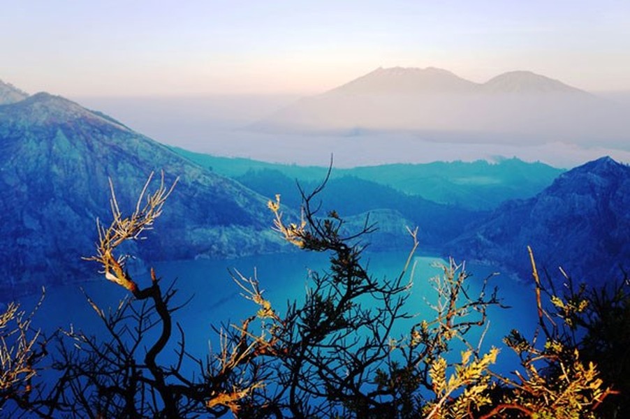  Hồ axit Kawah Ijen thuộc khu vực núi lửa Ijen, nằm giữa cao nguyên Bondowoso và Banyuwangi (phía đông đảo Java, Indonesia) sở hữu sắc xanh đẹp tuyệt mỹ, có thể hớp hồn người xem ngay từ những cảnh sắc đầu tiên.